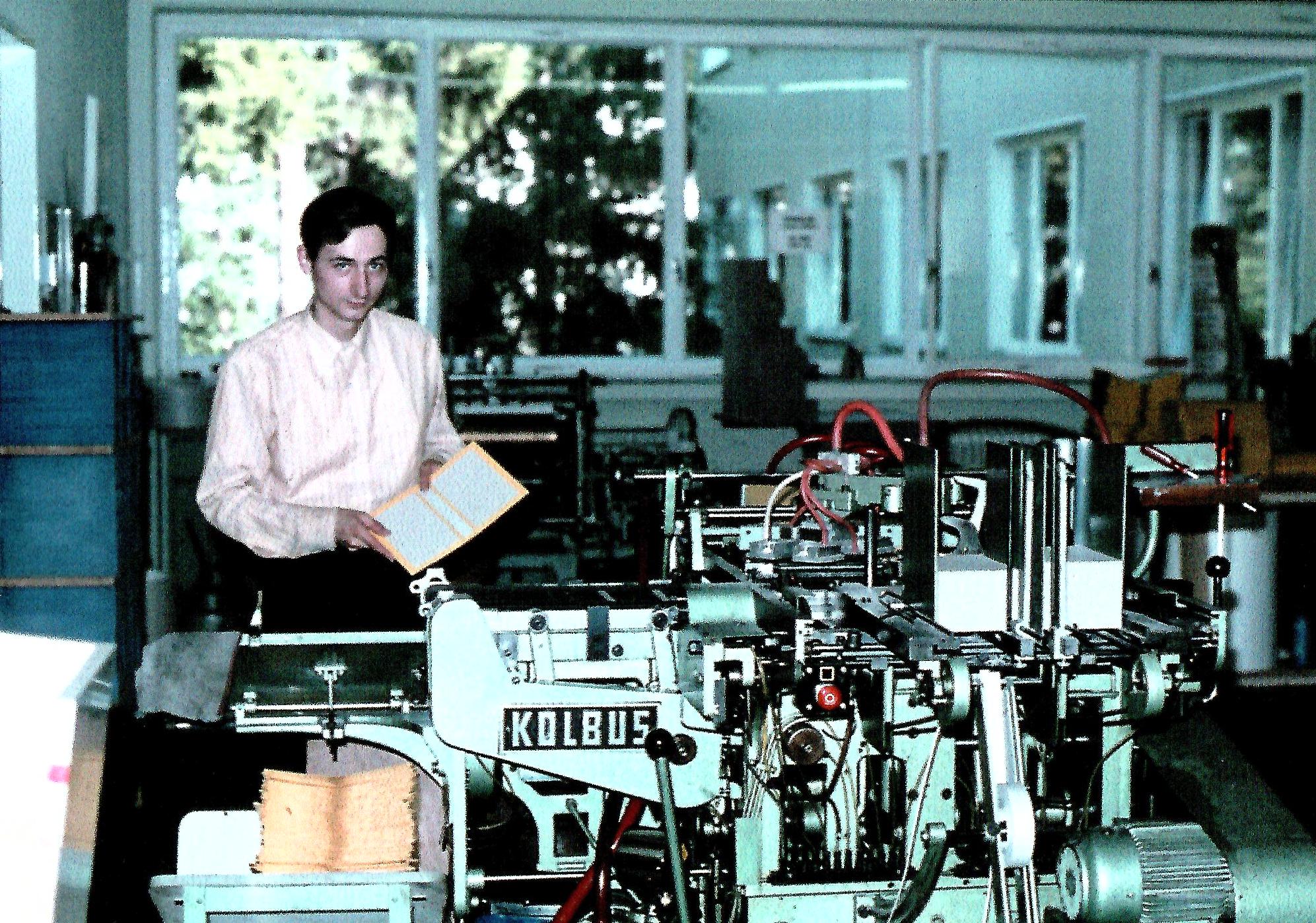 Großbuchbinderei, am Deckenautomaten, 1974